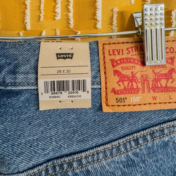 Levi’s 501 High Rise Straight 150th Anniversary Heart Floral Patch Jeans 28x30 - Picture 4 of 5